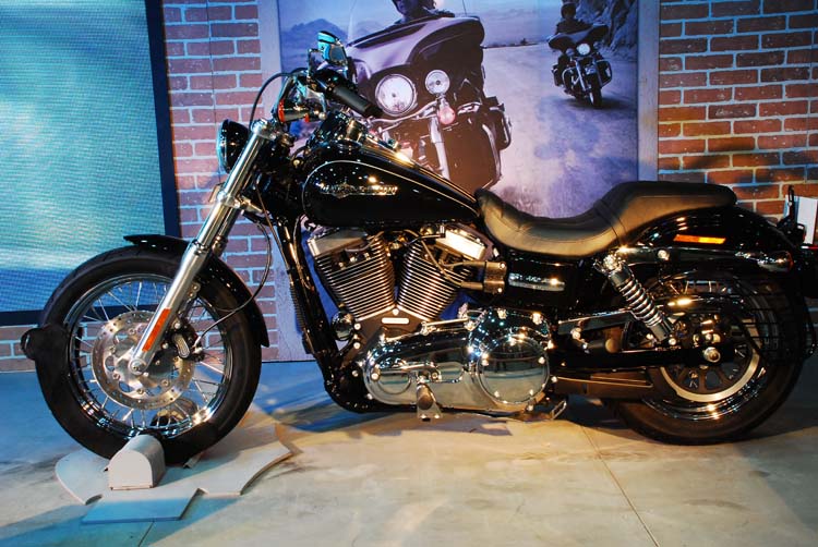 harley davidson street bob front vie