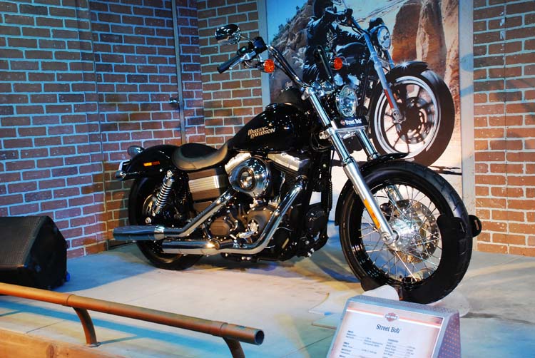 harley davidson street bob side view