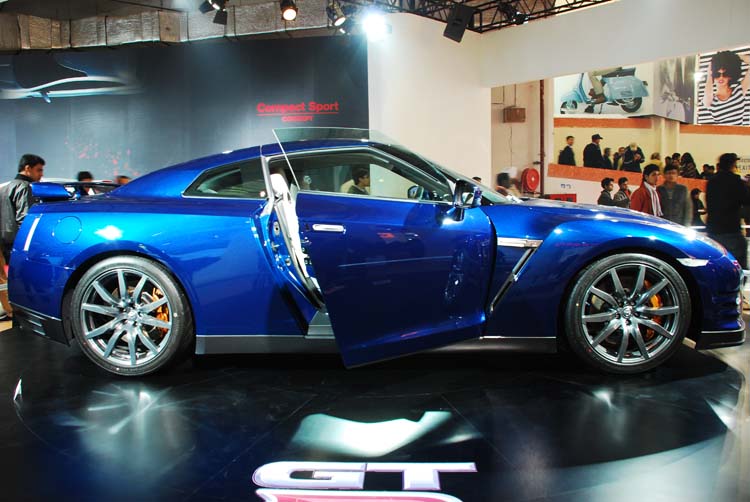 nissan gtr side view