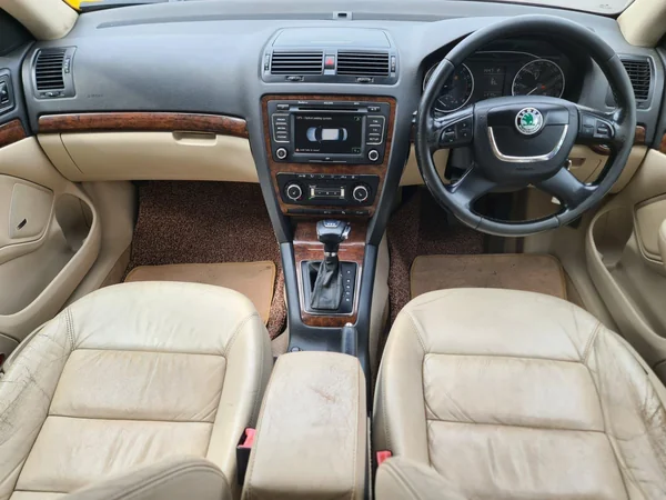 skoda laura laura-elegance-20-tdi-cr-mt interior